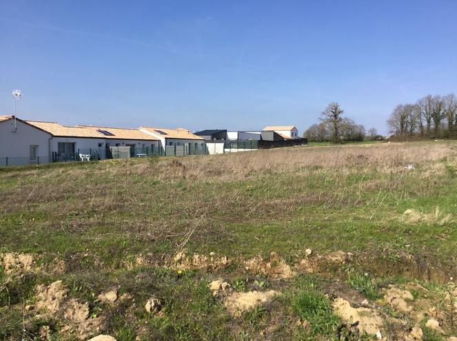 BEAULIEU-SOUS-LA-ROCHE - 468 m2 - 42100euros