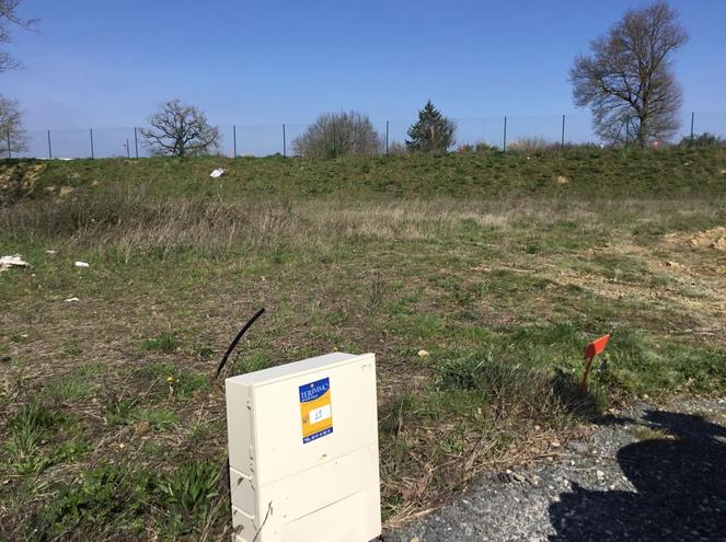 LA ROCHE-SUR-YON - 435 m2 - 58000euros