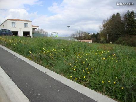 POUZAUGES - 664 m2 - 26594euros